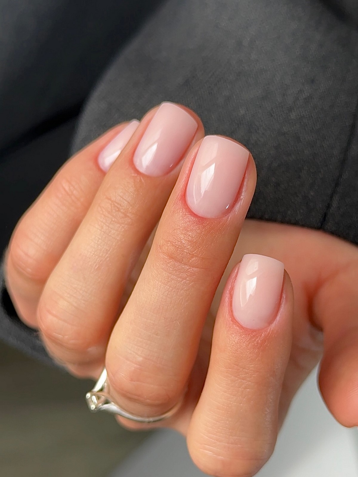 Маникюр весны 2026: оттенки, которые делают руки аккуратными