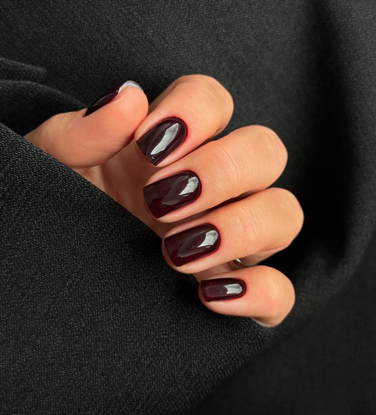 Маникюр весны 2026: оттенки, которые делают руки аккуратными