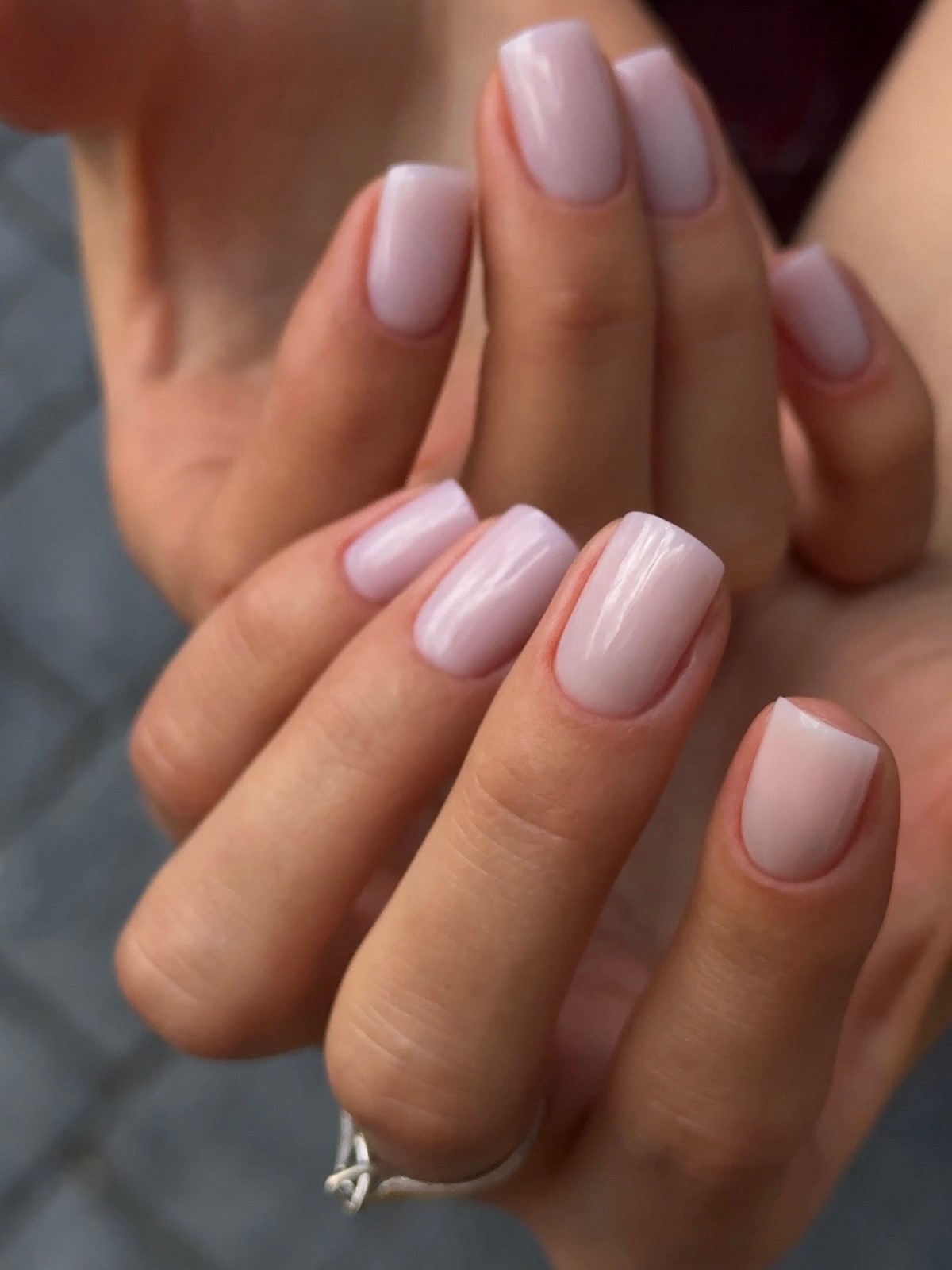 Маникюр весны 2026: оттенки, которые делают руки аккуратными