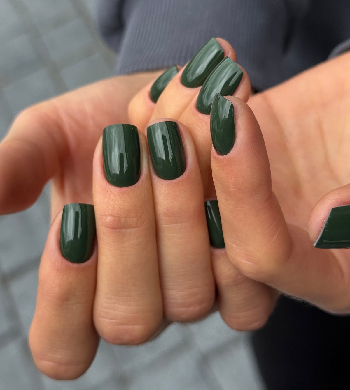 Маникюр весны 2026: оттенки, которые делают руки аккуратными