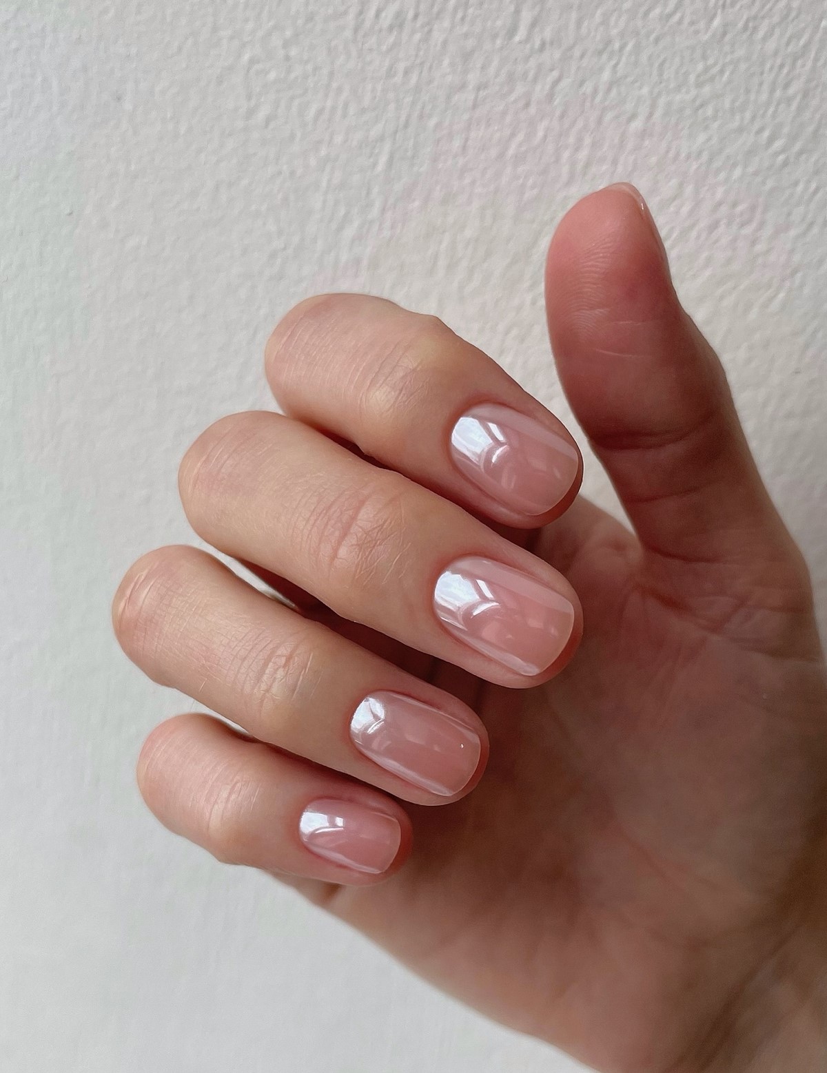 Маникюр весны 2026: оттенки, которые делают руки аккуратными