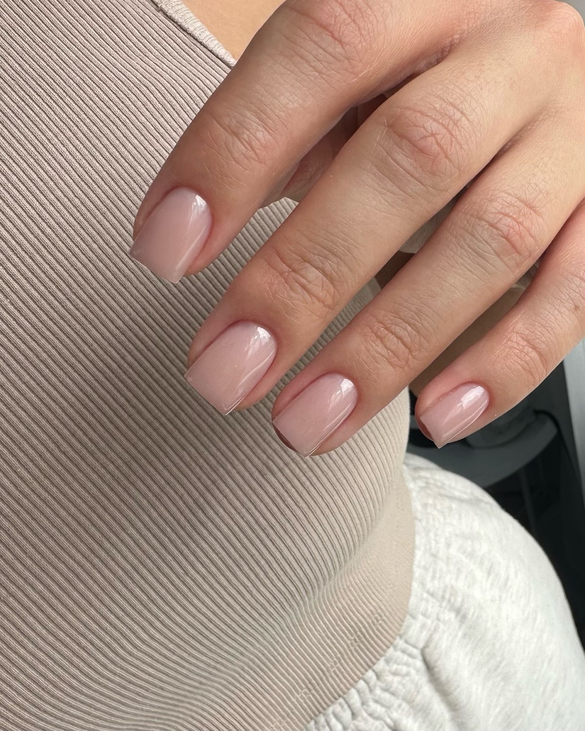 Маникюр весны 2026: оттенки, которые делают руки аккуратными