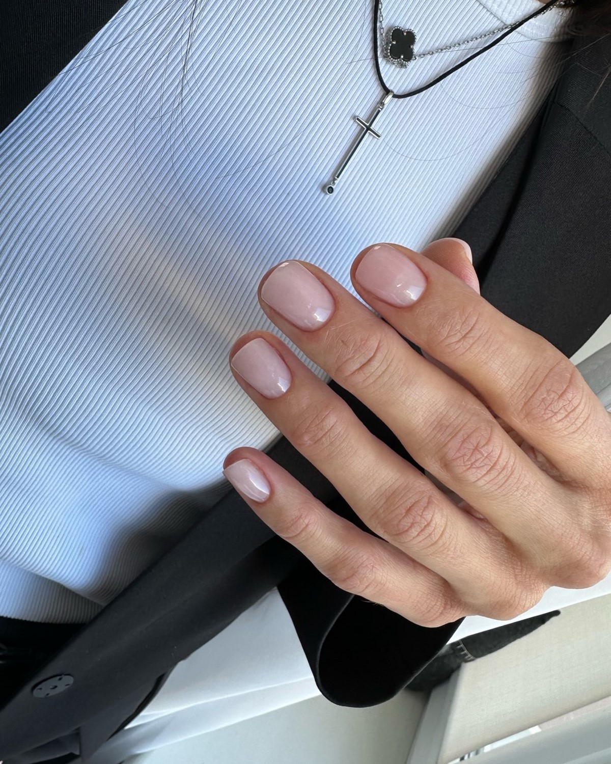 Маникюр весны 2026: оттенки, которые делают руки аккуратными