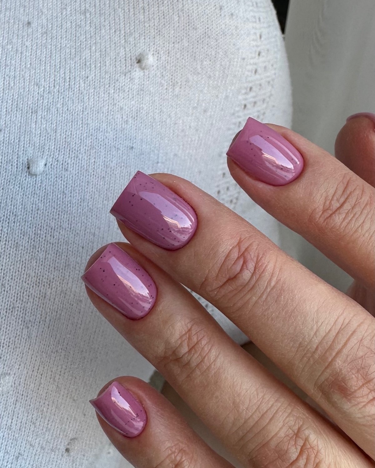 Маникюр весны 2026: оттенки, которые делают руки аккуратными