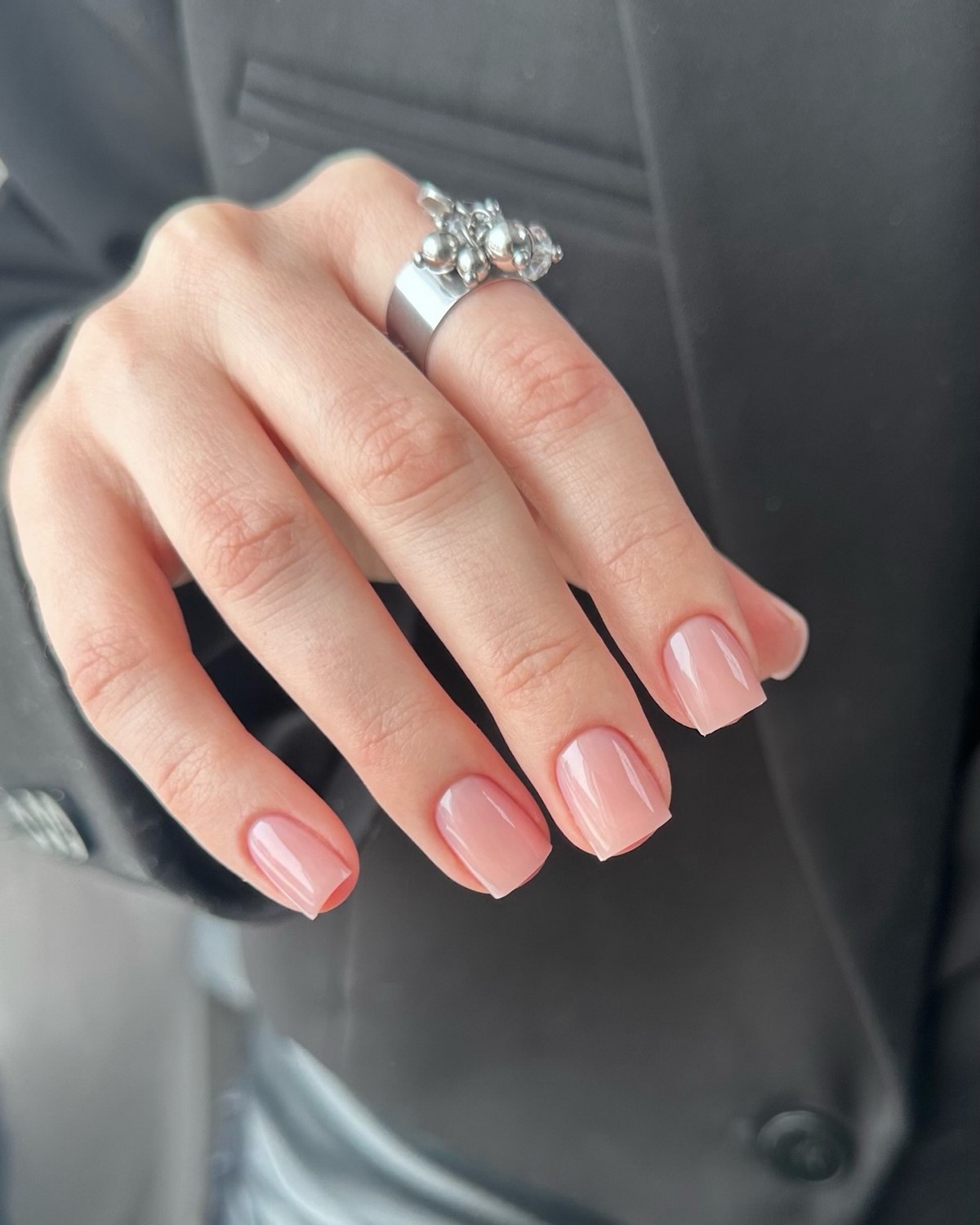 Маникюр весны 2026: оттенки, которые делают руки аккуратными