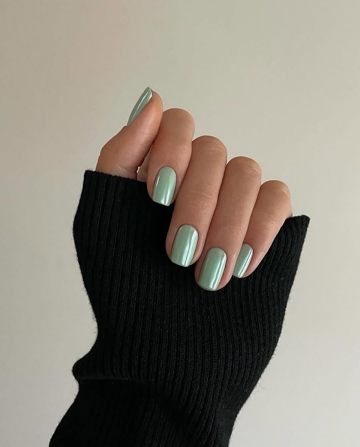 Маникюр весны 2026: оттенки, которые делают руки аккуратными