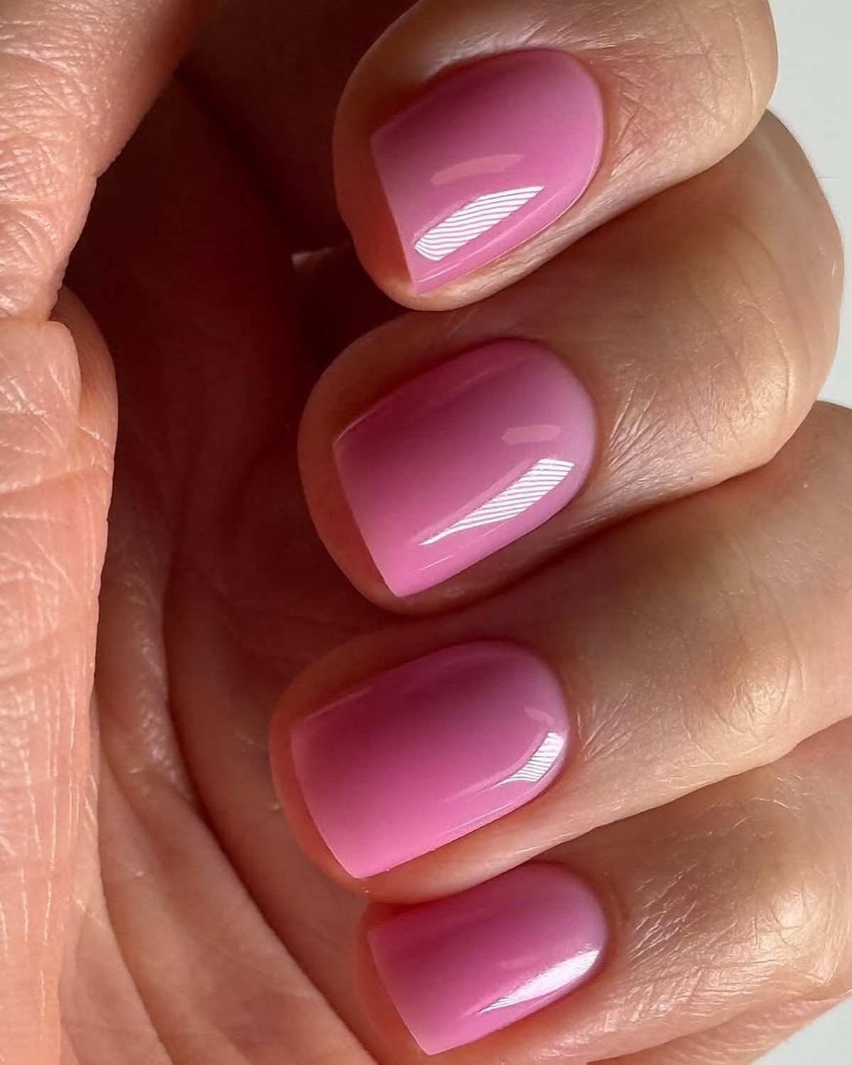 Маникюр весны 2026: оттенки, которые делают руки аккуратными