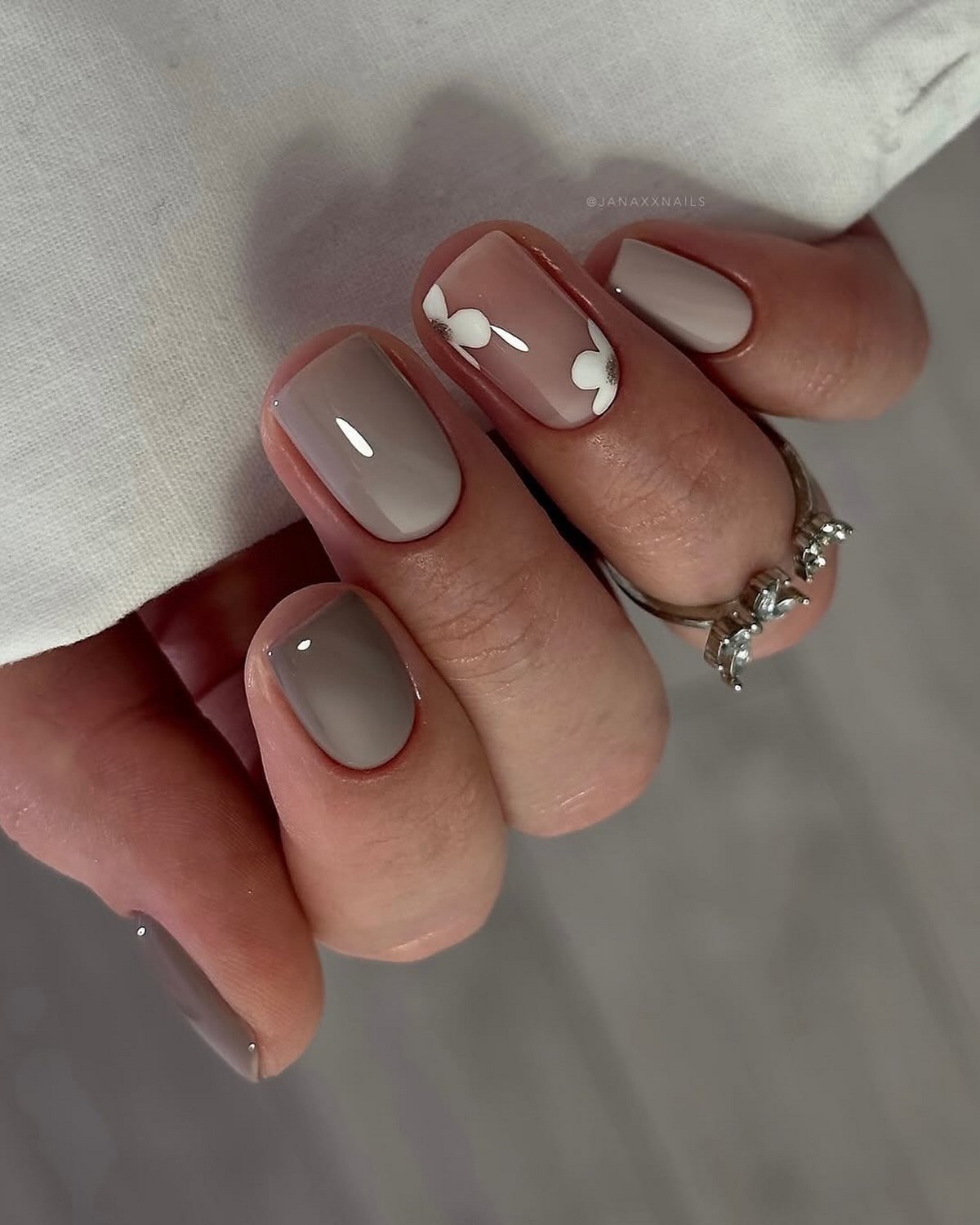 Маникюр весны 2026: цвета, из-за которых руки выглядят неухоженно