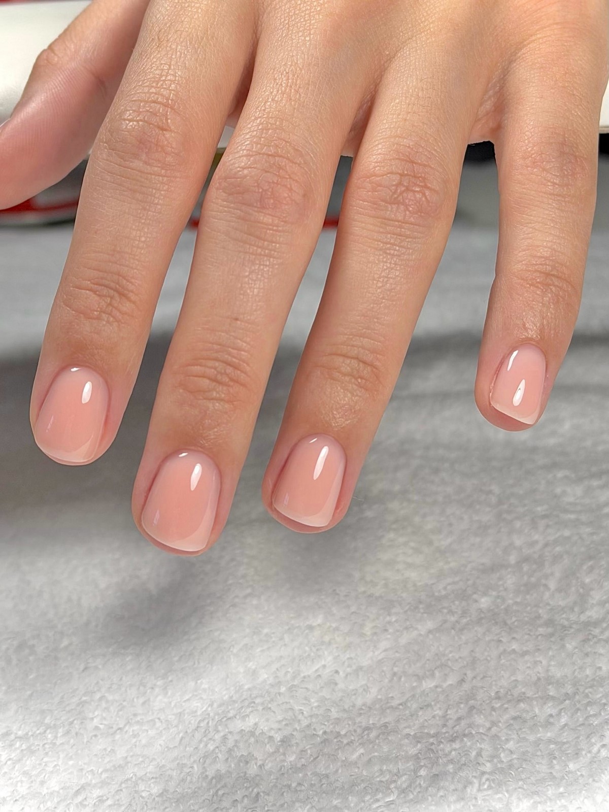 Маникюр весны 2026: цвета, из-за которых руки выглядят неухоженно