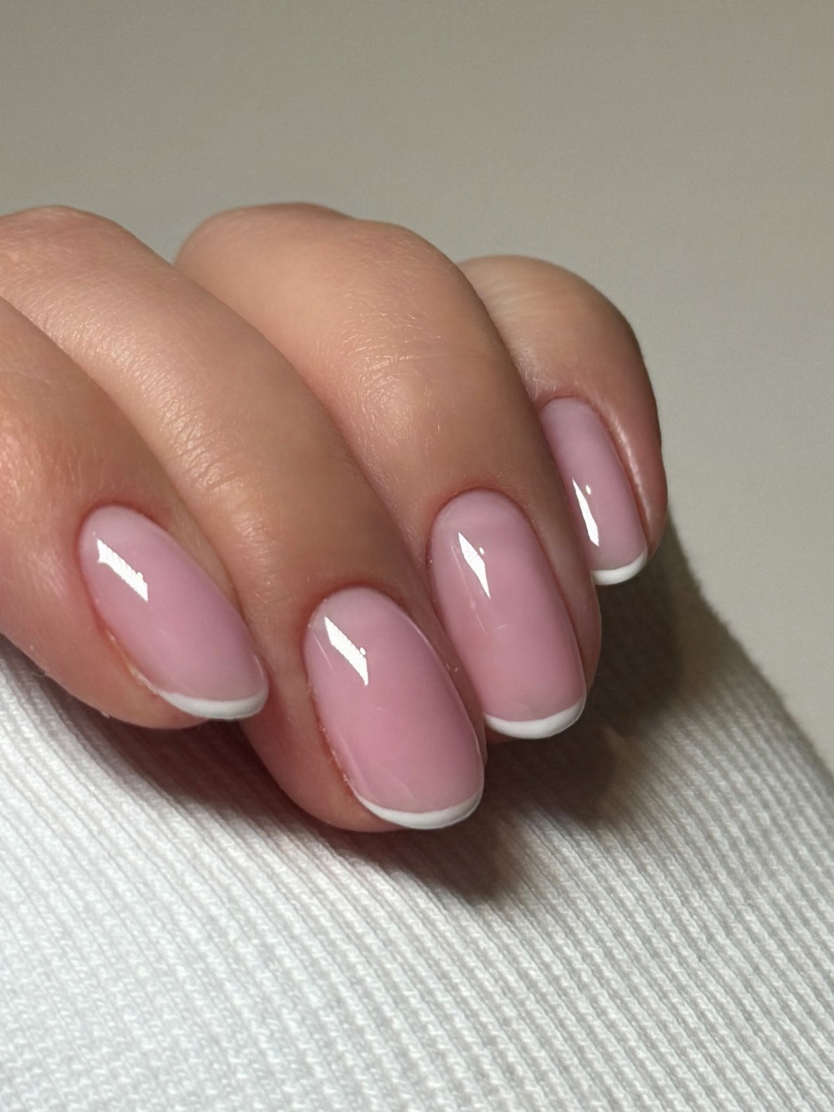 Микрофренч 2026: самый аккуратный маникюр, который выбирают