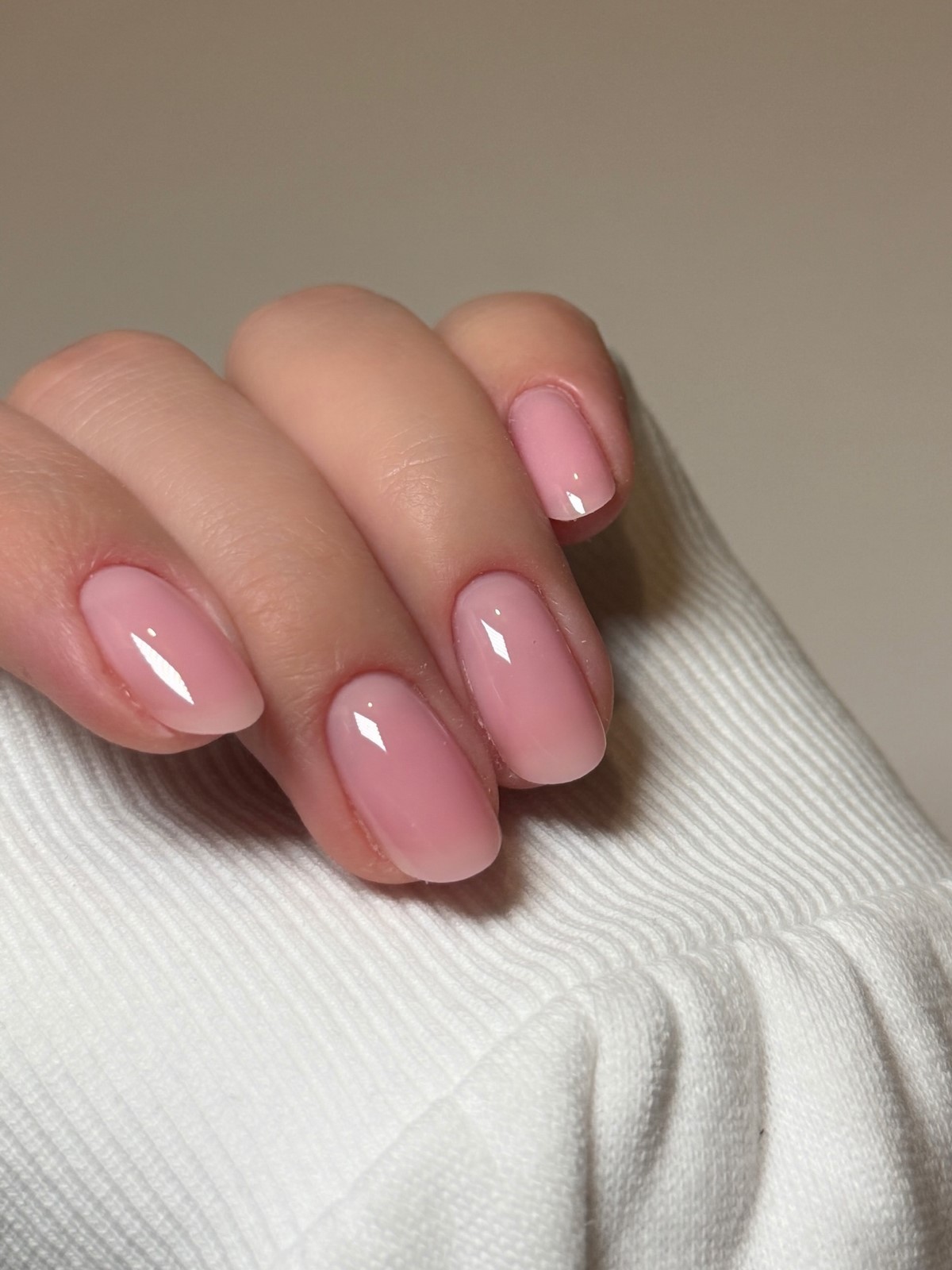 Мыльный маникюр весны 2026: эффект, который меняет все