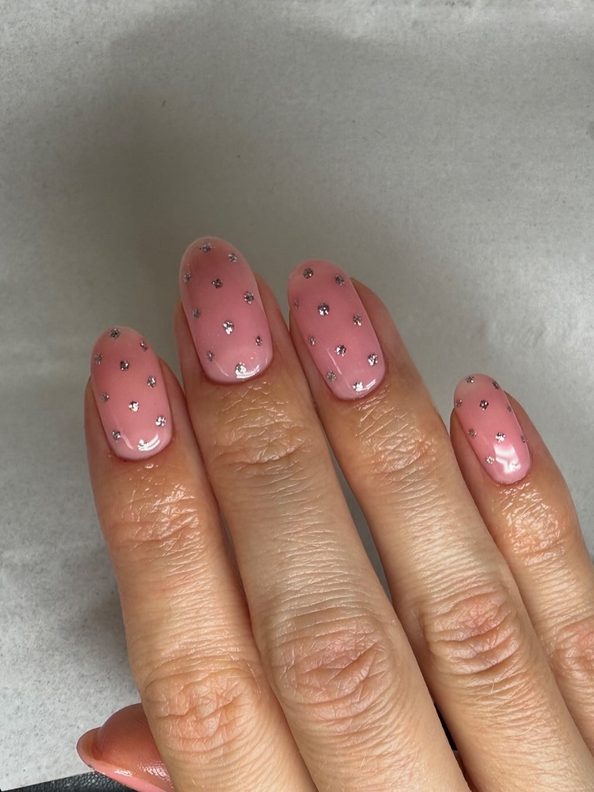 Весенний маникюр 2026: 5 оттенков вместо привычного красного