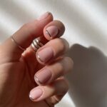 Френч с серебряным блеском: как выглядит chrome French в апреле 2026