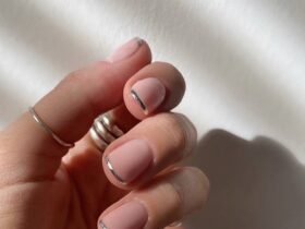 Френч с серебряным блеском: как выглядит chrome French в апреле 2026