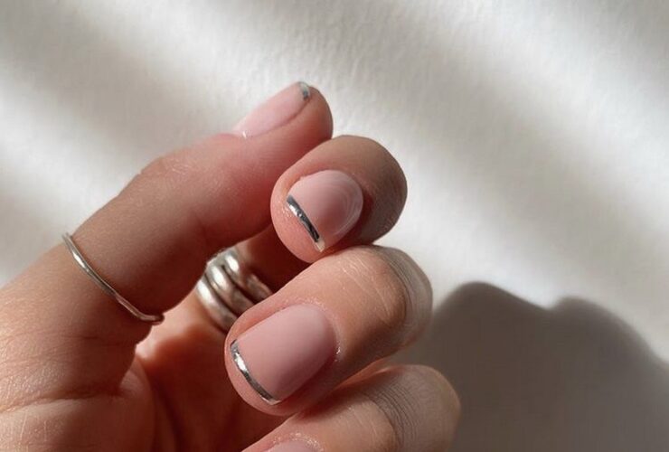 Френч с серебряным блеском: как выглядит chrome French в апреле 2026