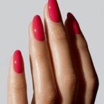 Красный маникюр в апреле 2026: каким он стал этой весной