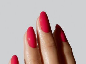 Красный маникюр в апреле 2026: каким он стал этой весной