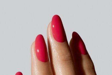 Красный маникюр в апреле 2026: каким он стал этой весной