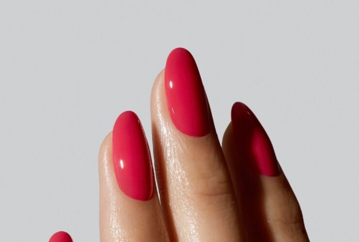 Красный маникюр в апреле 2026: каким он стал этой весной