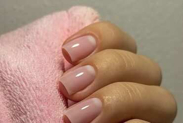 Маникюр без цвета: как выглядит натуральное покрытие сейчас