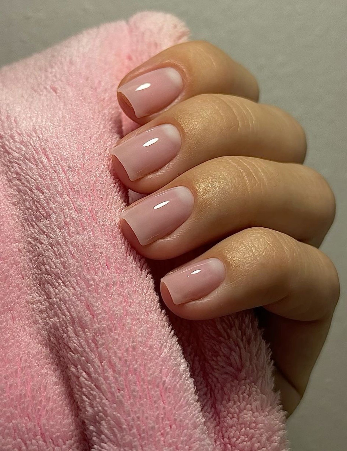 Маникюр без цвета: как выглядит натуральное покрытие сейчас