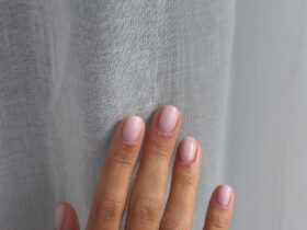 Ногти без дизайна: почему поверхность стала важнее цвета
