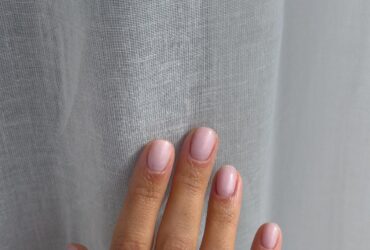 Ногти без дизайна: почему поверхность стала важнее цвета