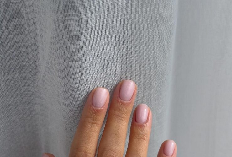 Ногти без дизайна: почему поверхность стала важнее цвета