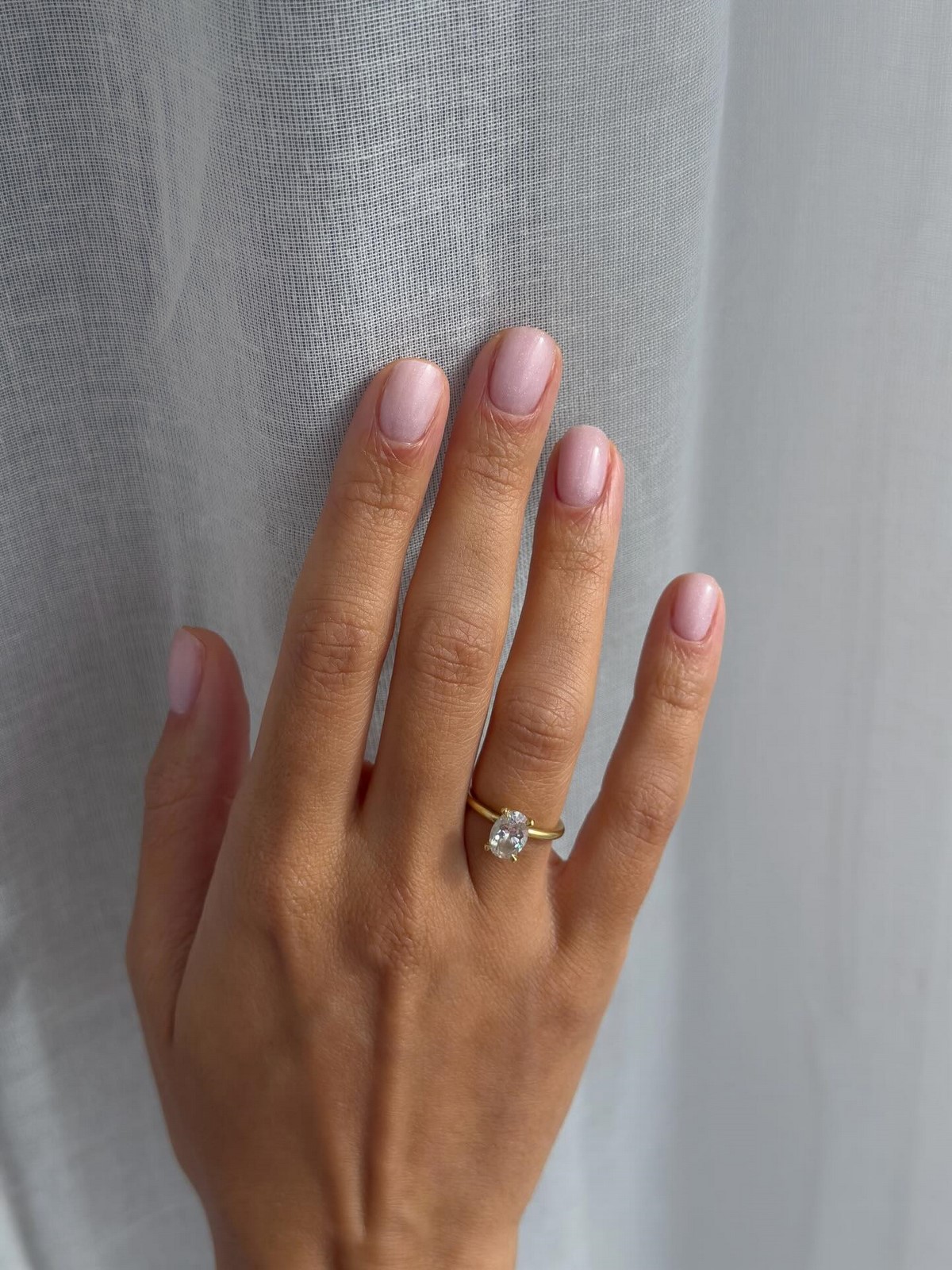 Ногти без дизайна: почему поверхность стала важнее цвета