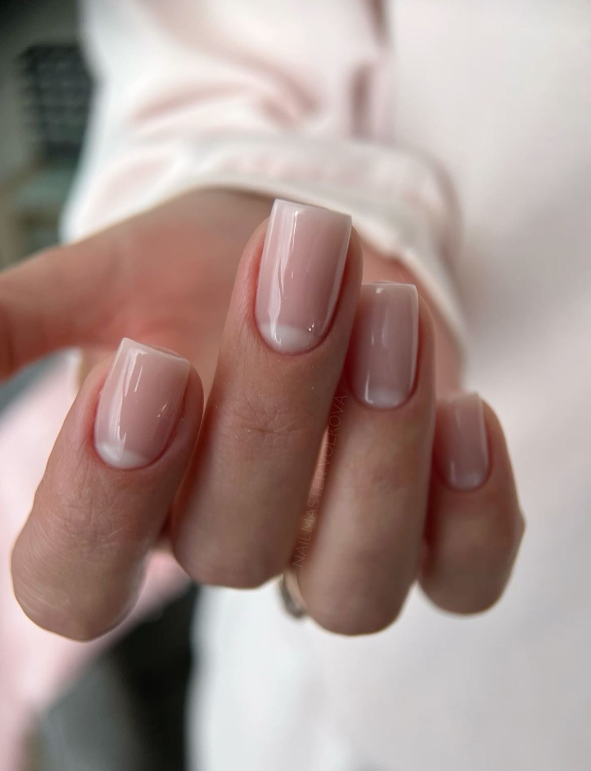 Маникюр без цвета: как выглядит натуральное покрытие сейчас