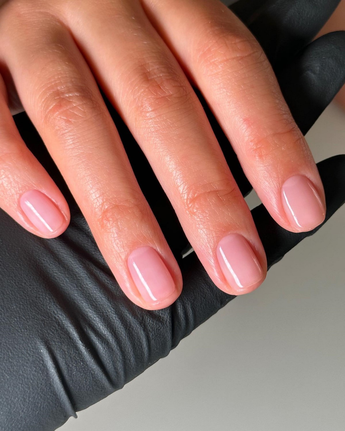 Ногти без дизайна: почему поверхность стала важнее цвета