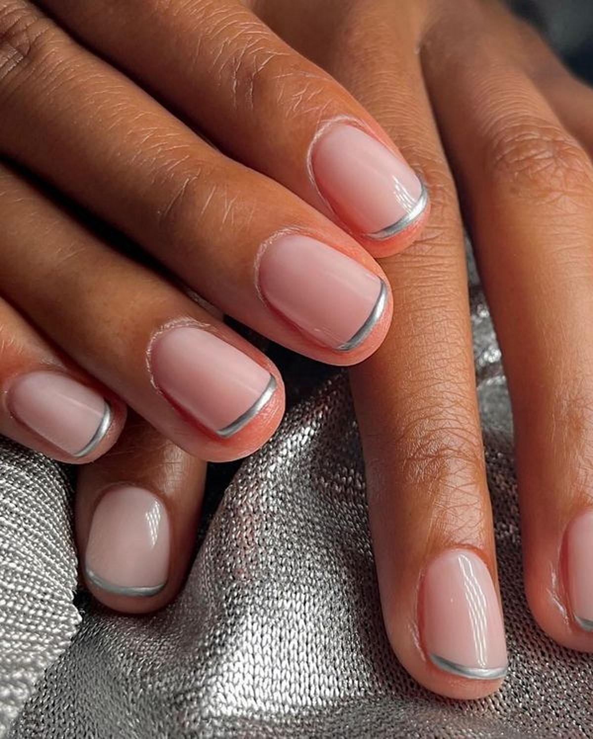 Френч с серебряным блеском: как выглядит chrome French в апреле 2026