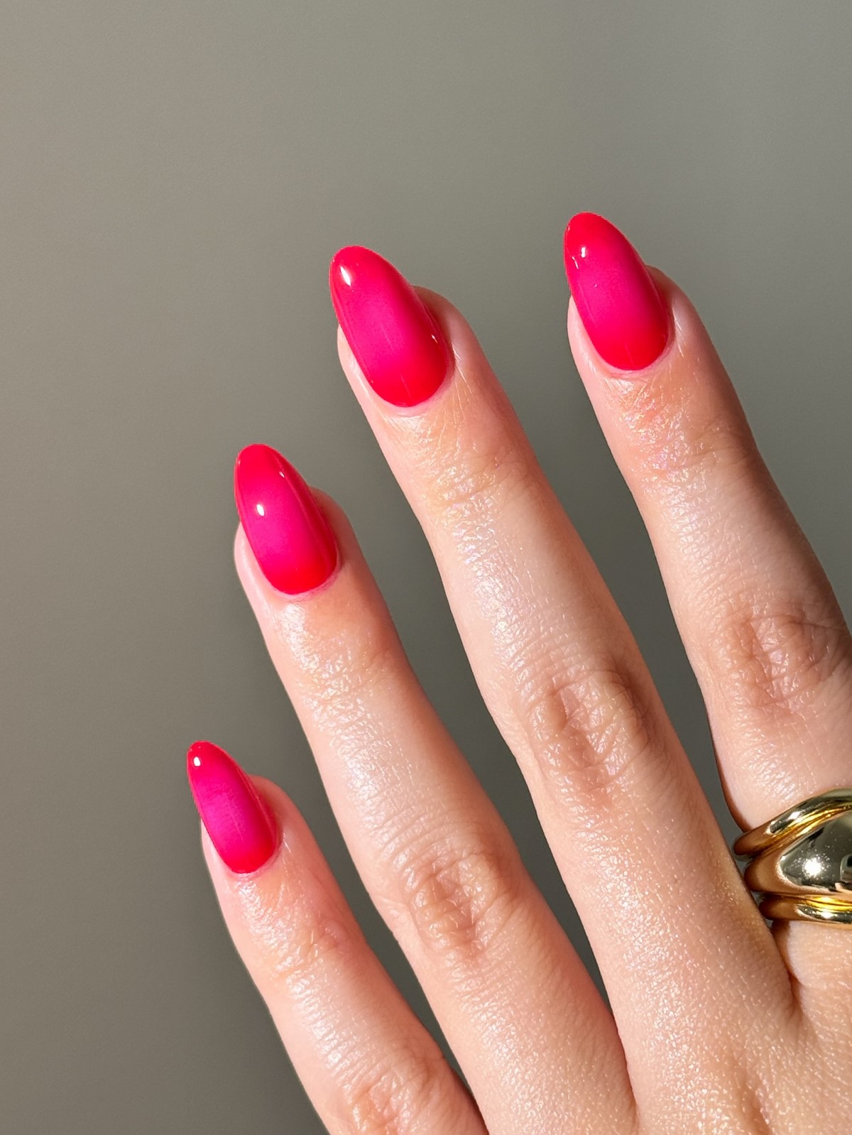 Красный маникюр в апреле 2026: каким он стал этой весной