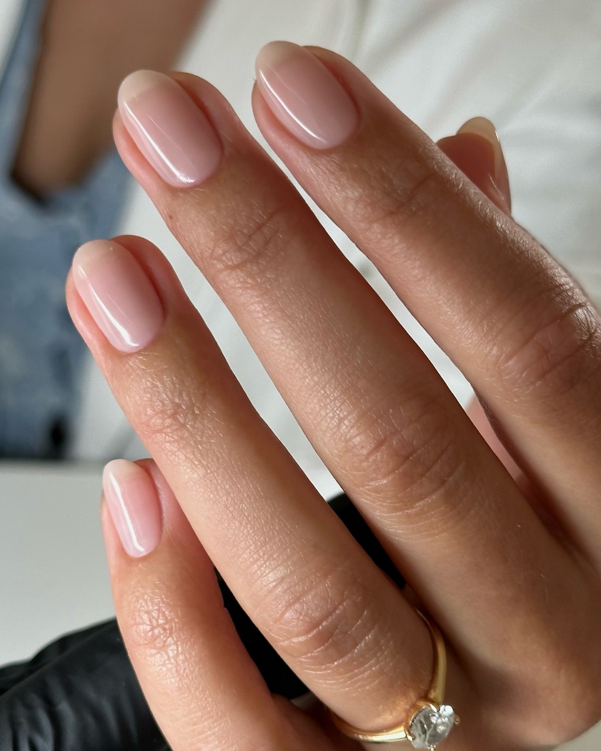 Ногти без дизайна: почему поверхность стала важнее цвета