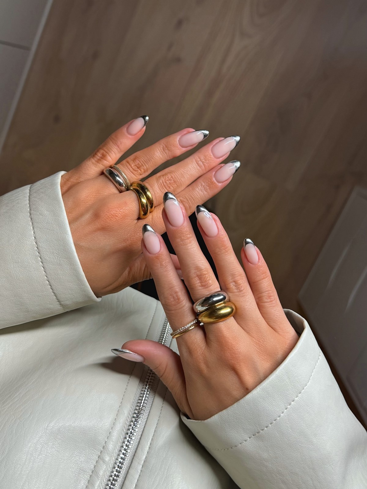 Френч с серебряным блеском: как выглядит chrome French в апреле 2026