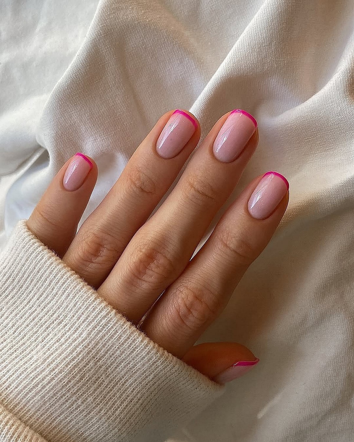 Тонкий френч 2026: как изменился привычный маникюр