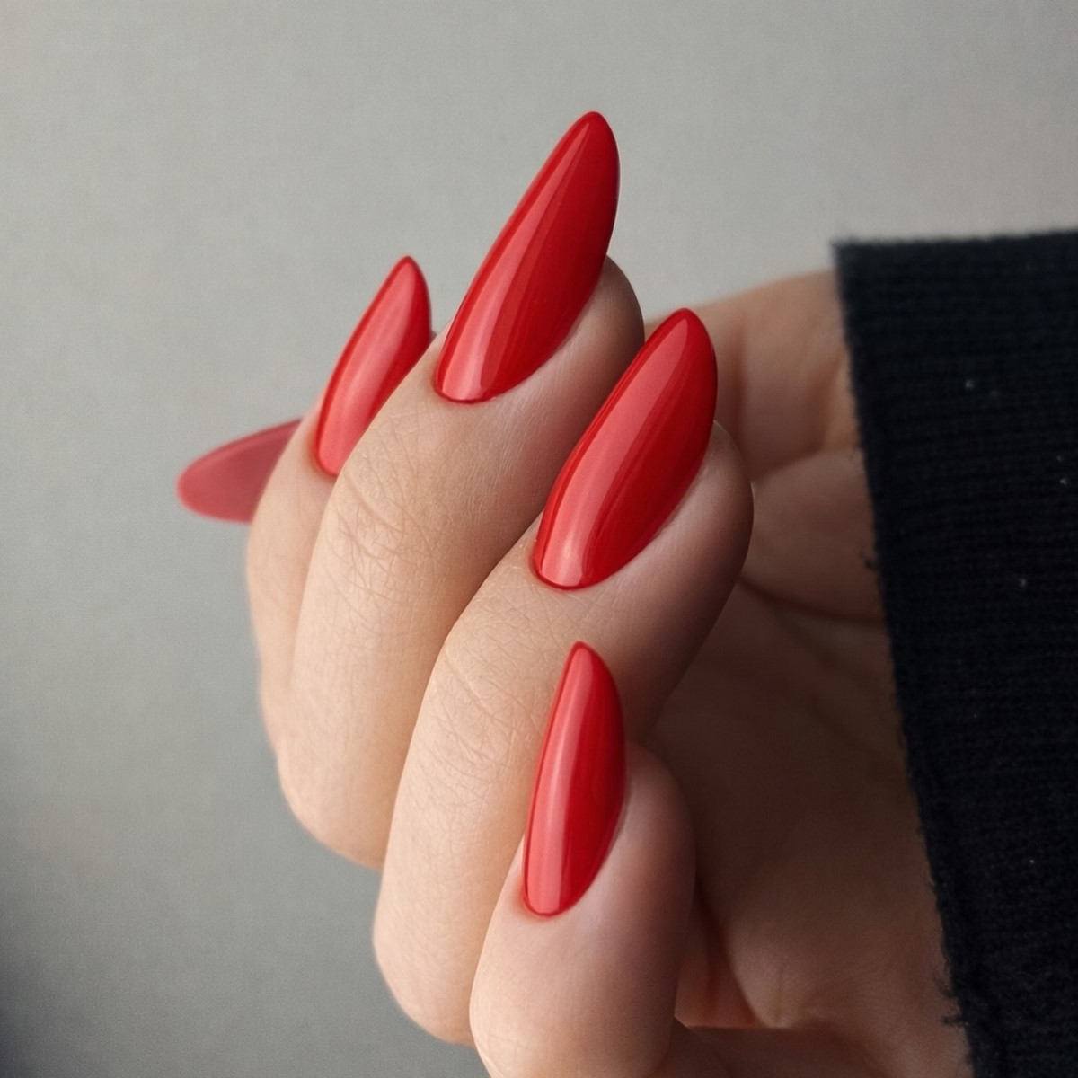 Красный маникюр в апреле 2026: каким он стал этой весной