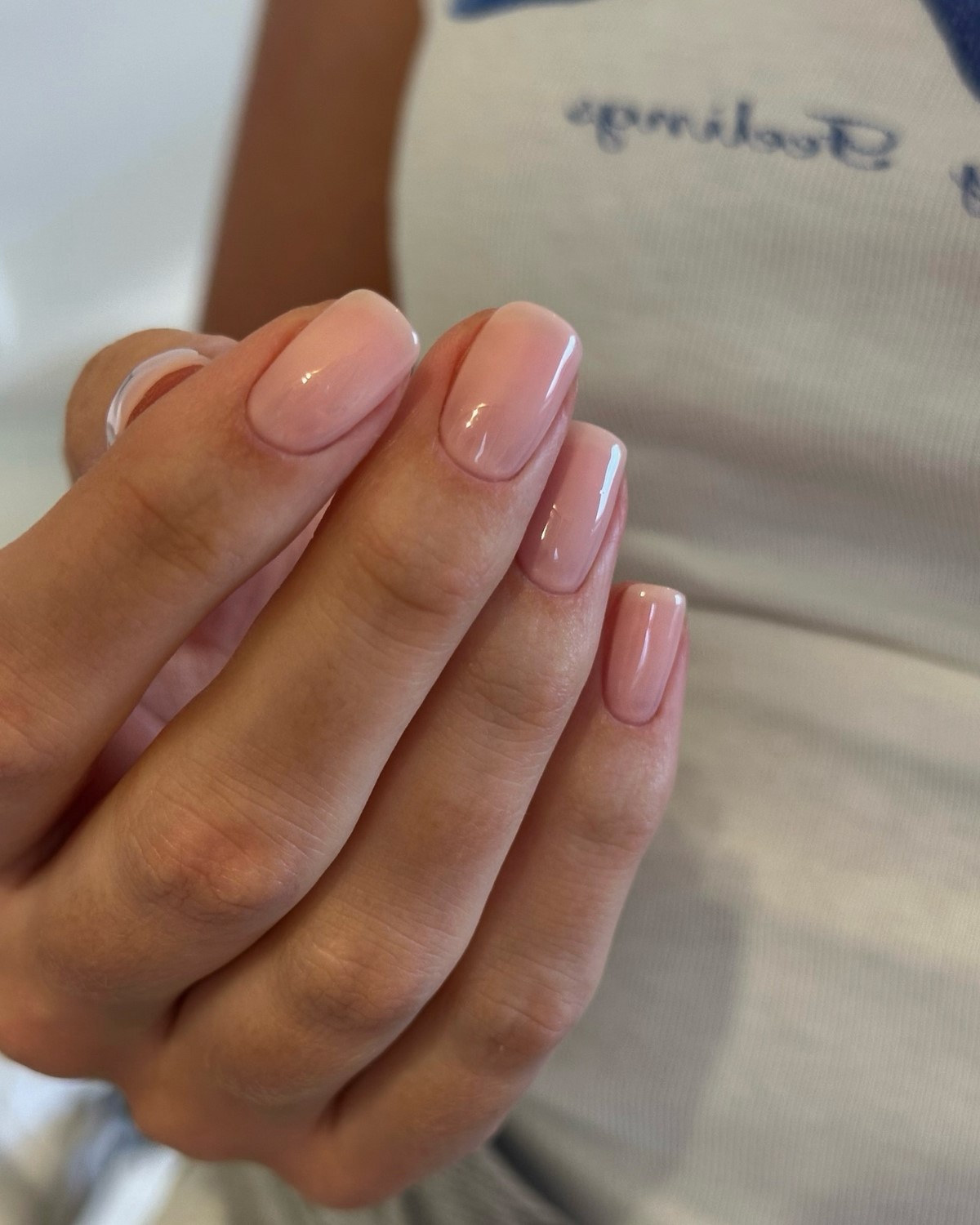 Ногти без дизайна: почему поверхность стала важнее цвета