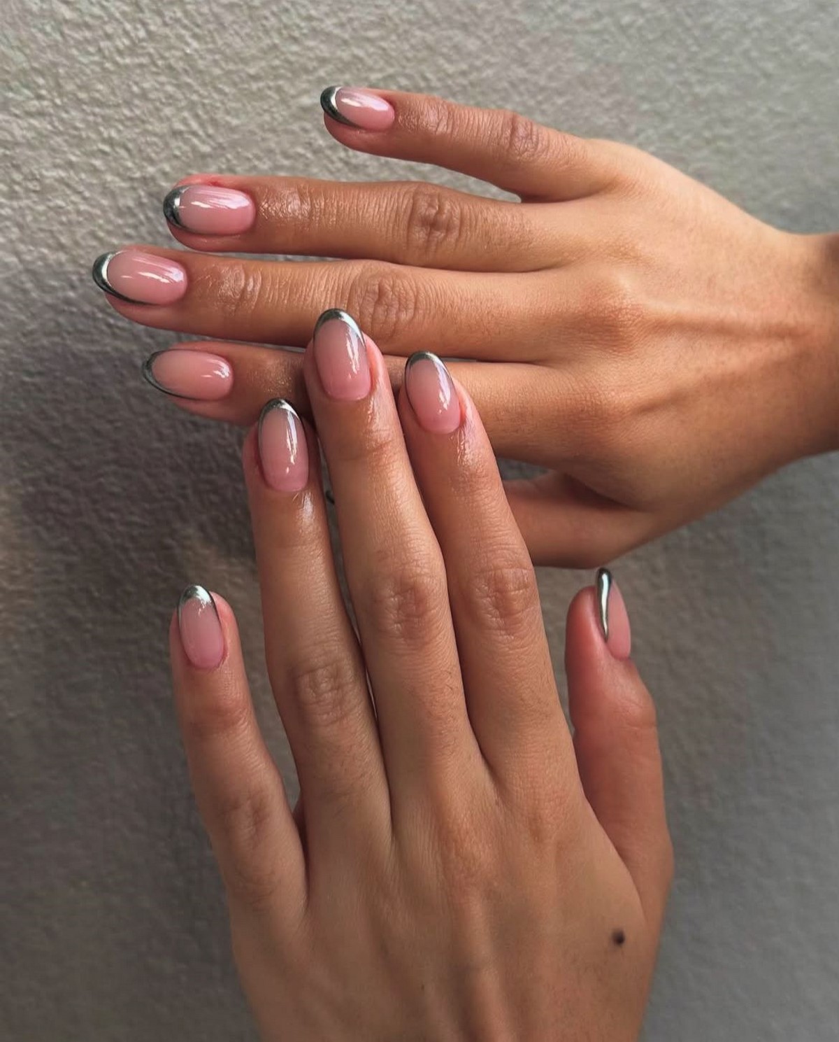 Френч с серебряным блеском: как выглядит chrome French в апреле 2026