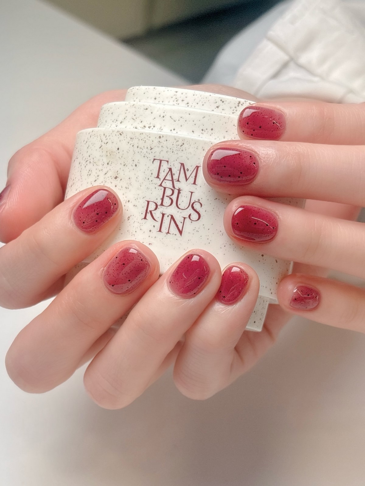 Красный маникюр в апреле 2026: каким он стал этой весной