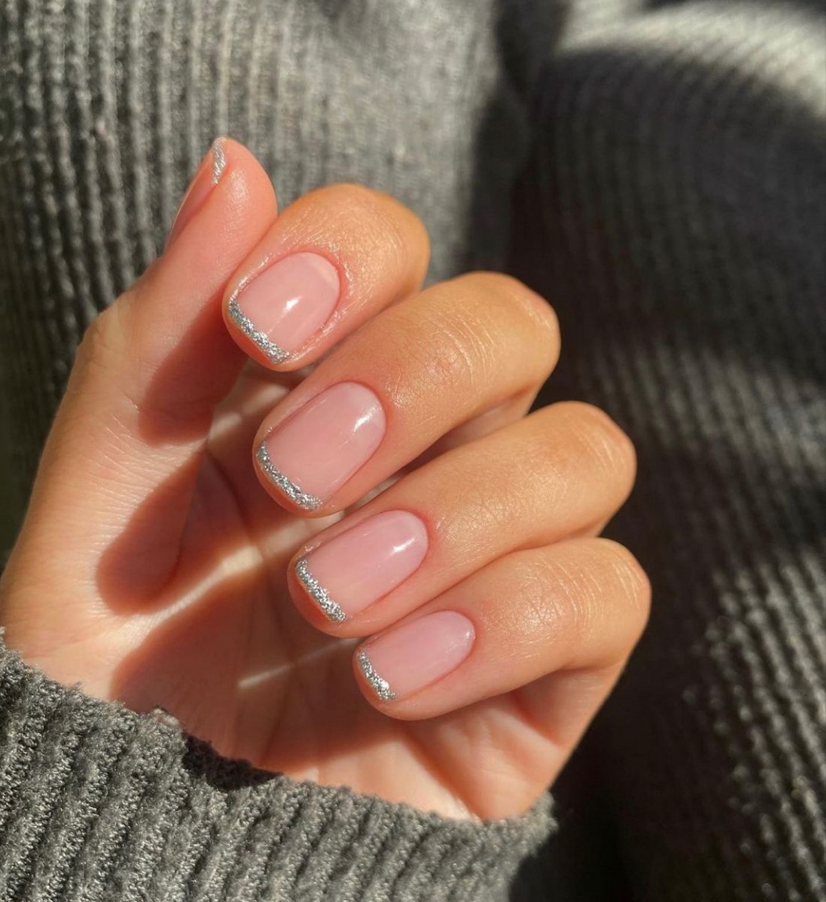 Френч с серебряным блеском: как выглядит chrome French в апреле 2026