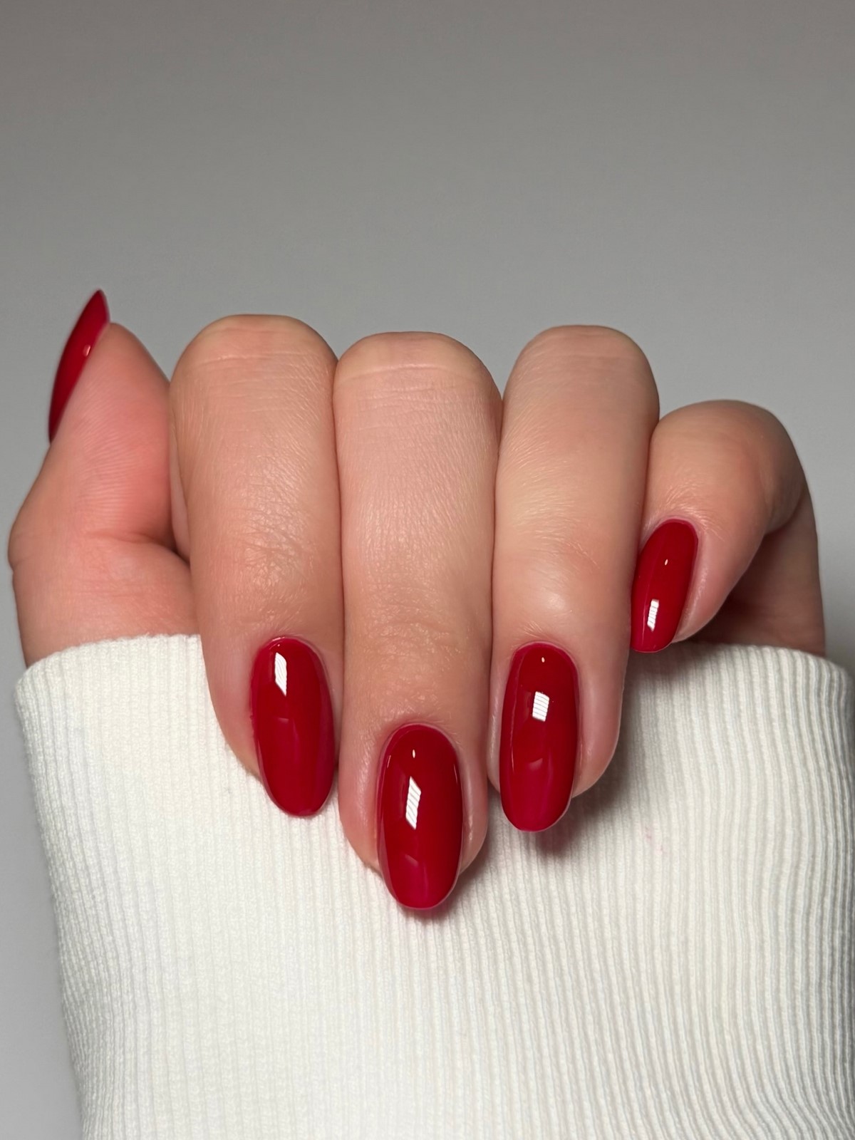 Красный маникюр в апреле 2026: каким он стал этой весной