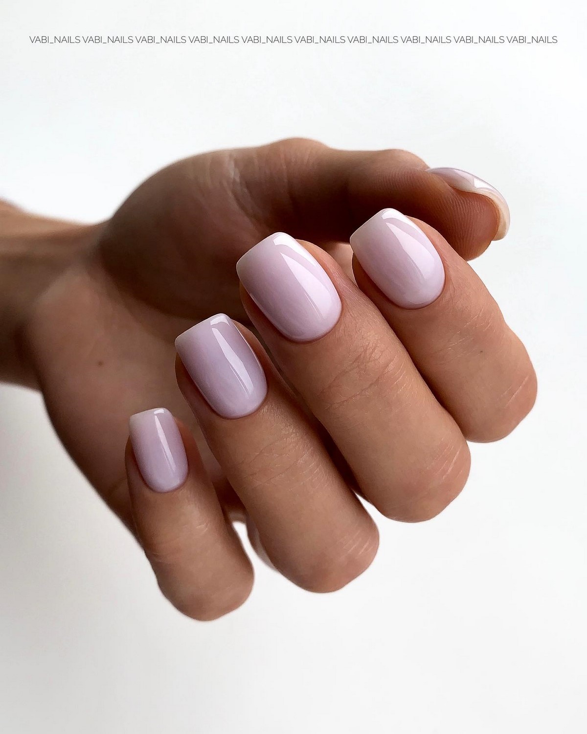 Ногти без дизайна: почему поверхность стала важнее цвета