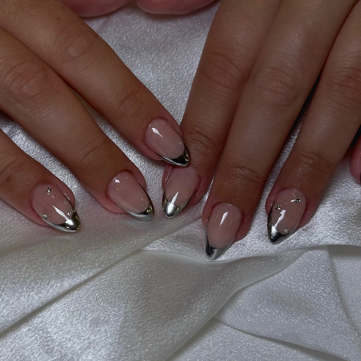 Френч с серебряным блеском: как выглядит chrome French в апреле 2026