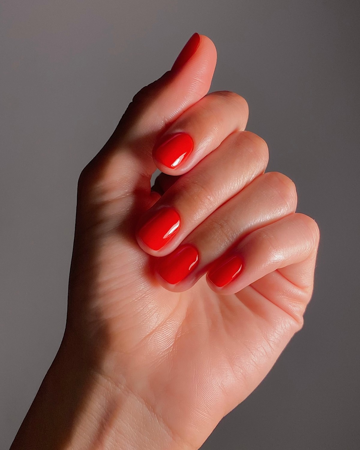 Красный маникюр в апреле 2026: каким он стал этой весной