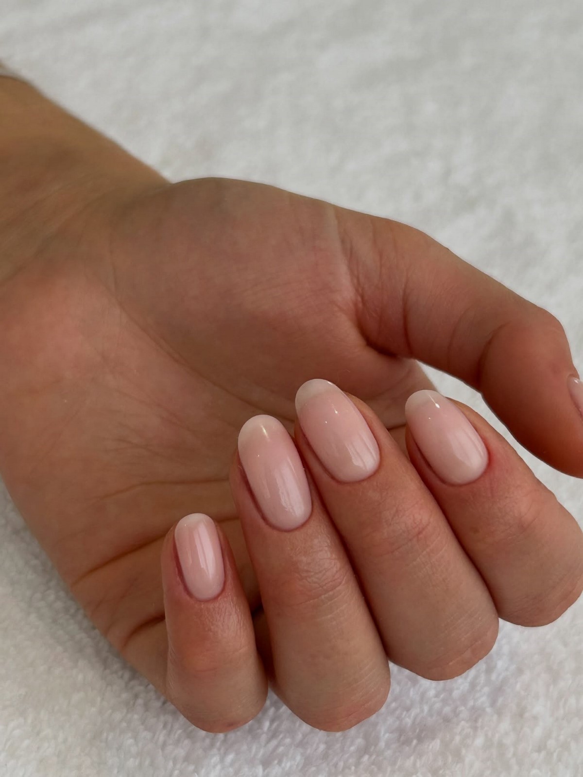 Ногти без дизайна: почему поверхность стала важнее цвета