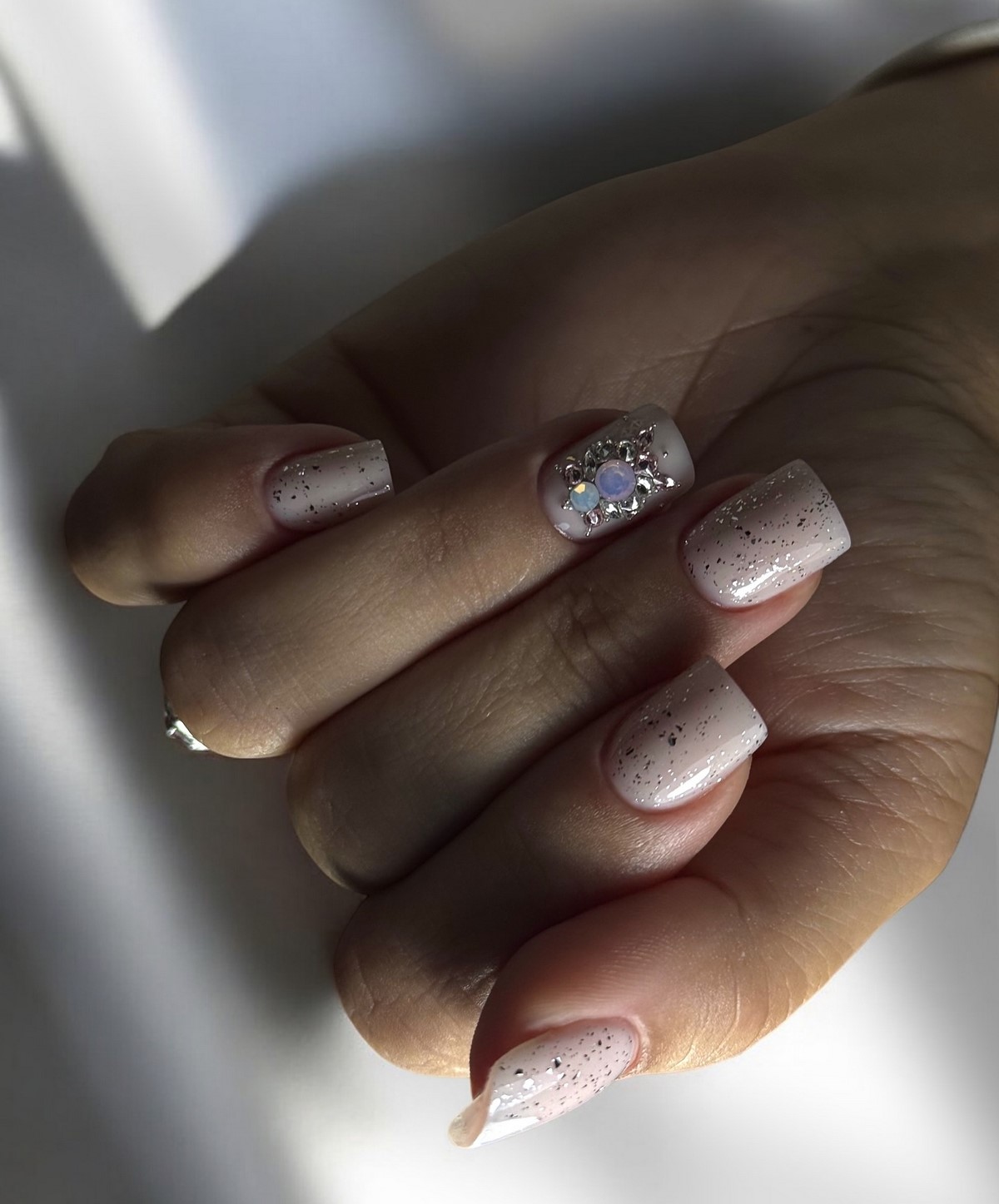 Маникюр 2026: какие детали делают дизайн дешевым