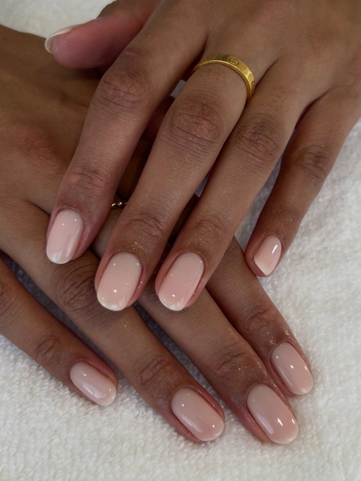 Маникюр, который сейчас делают чаще всего и он выглядит аккуратно