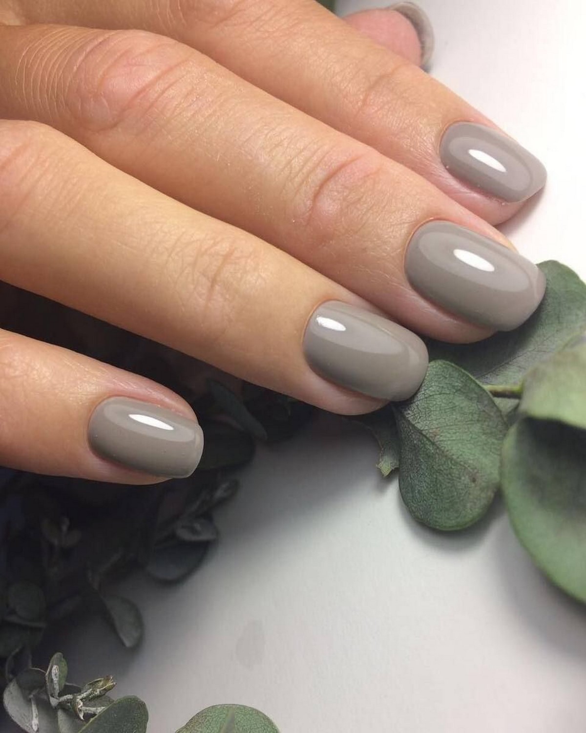 Маникюр 2026: этот цвет выглядит дорого, но делает руки дешевыми