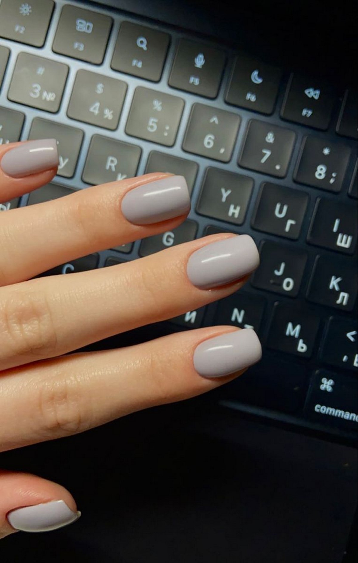 Маникюр 2026: этот цвет выглядит дорого, но делает руки дешевыми